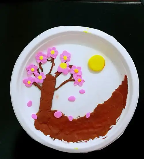 丰富活动,凝聚班心(2)——武汉市德才中学七1班"粘土纸盘画"活动