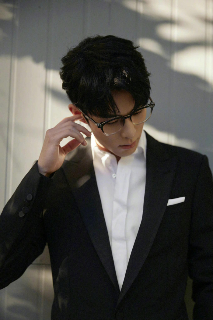 王鹤棣今日活动造型一身黑西装搭配白衬衫