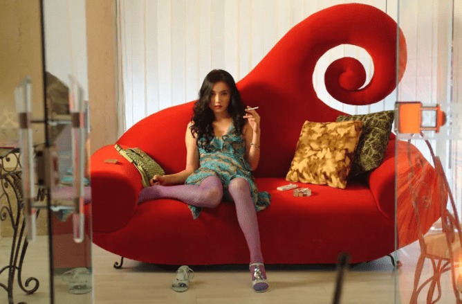 宋佳片场抽烟照曝光双指夹烟眼神迷离网友一看就是老手