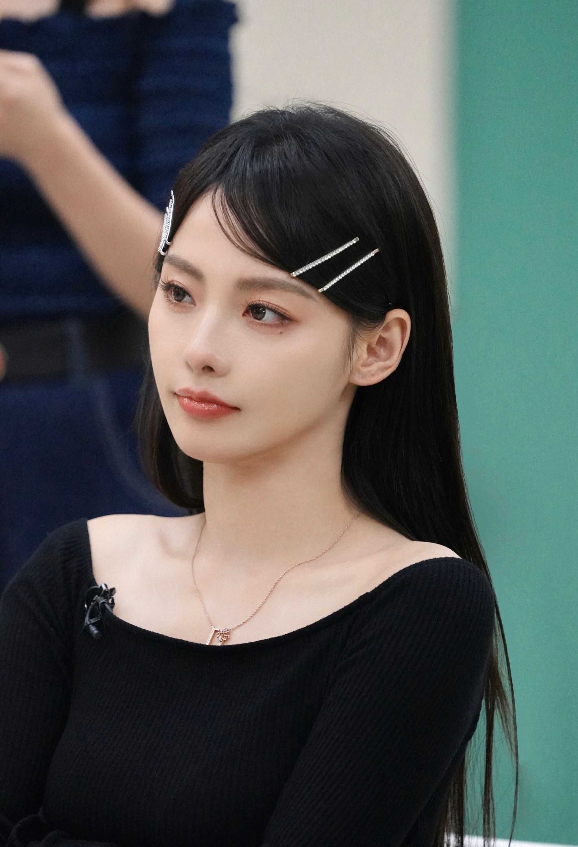 张嘉倪解锁唱演曲期待小兔性感香肩写真_卫衣_百褶裙_灰色