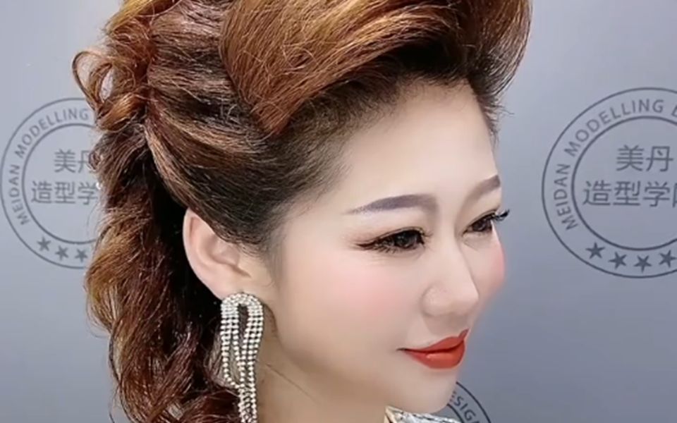 【编发】晚会主持人的发型快来学学,让你是场上最亮的仔