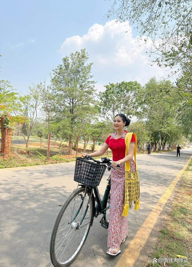 缅甸的传统服装长基(长裙)和吊肩(类似马殇)很受缅甸大姐的喜爱.