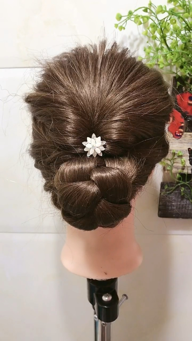 今天教朋友们一款敬酒礼服发型,超级简单哦