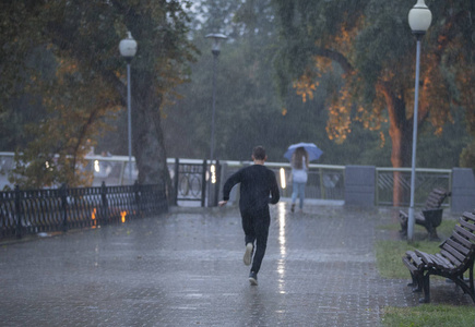 雨中奔跑的人恶劣的雨天照片