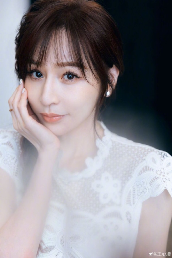 王心凌穿白色连衣裙梳单侧麻花辫自称温柔小姐姐