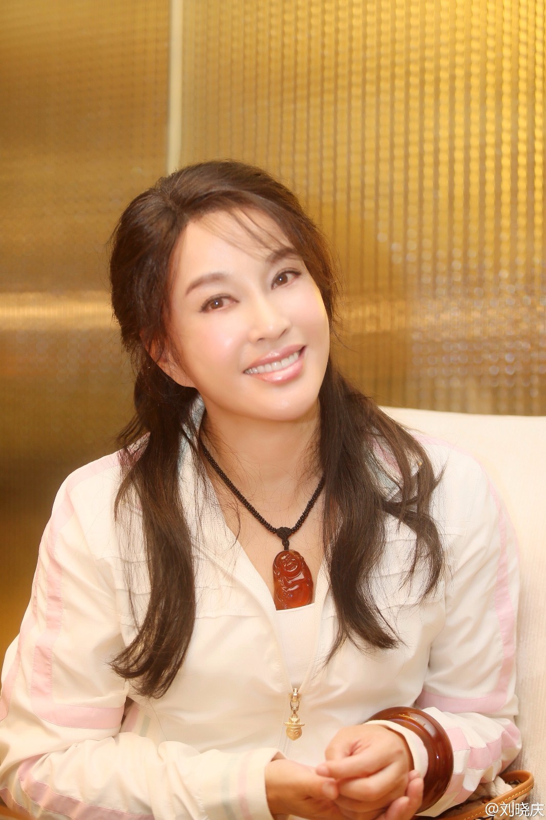 63岁刘晓庆脸上不见一丝细纹耳朵却奇怪变形 遭嘲"拉皮拉的"