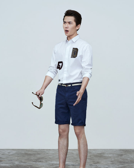 杨洋豁出去了,换装清爽短裤出行,网友:怎么变成这样了