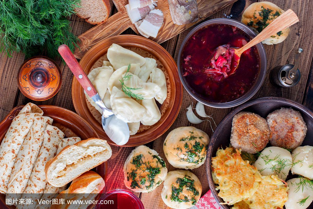 乌克兰菜中的传统食物——罗宋汤,vareniki,培根,肉汤,nalgovniki