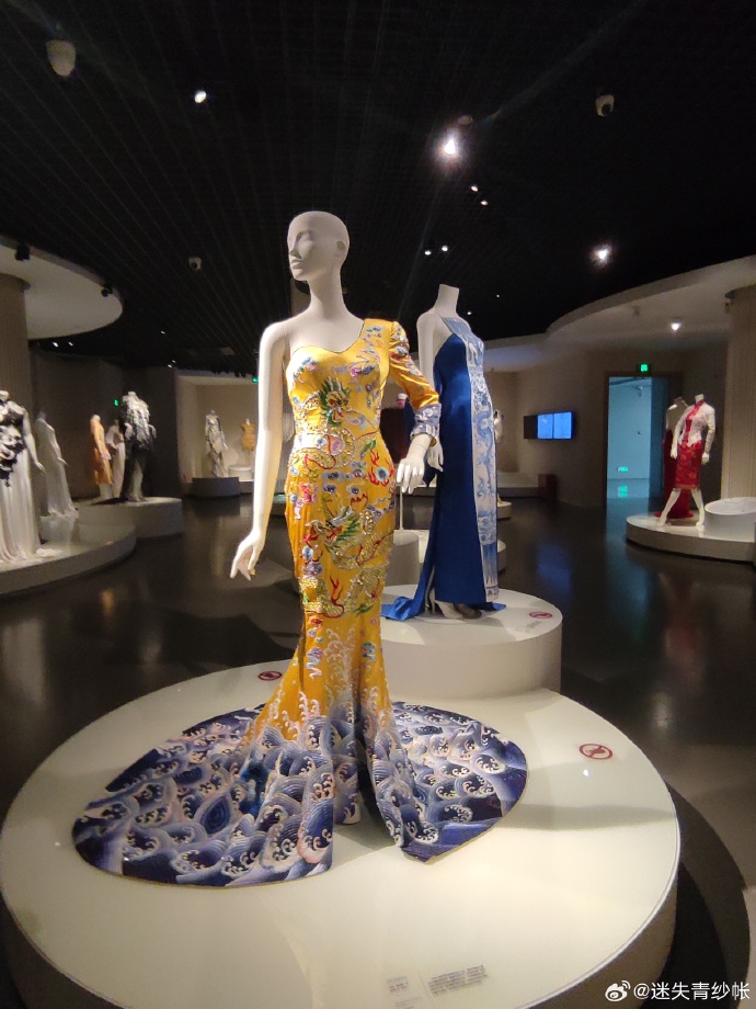 现代设计师的丝绸服饰