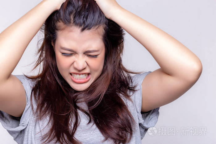 漂亮女孩不能接受.她很生气