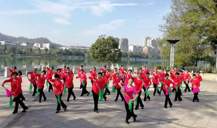 修水县老年大学广场舞四班《荣碧凤》老师带领全班学员利用课余时间在