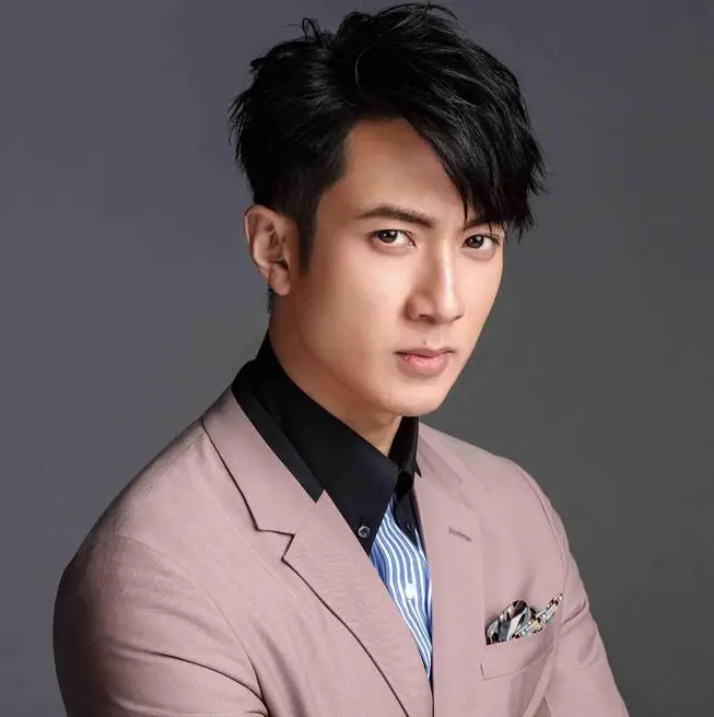 吴尊在微博上晒出了全家福以及各种吃喝玩乐的照片,内容吸引了很多人