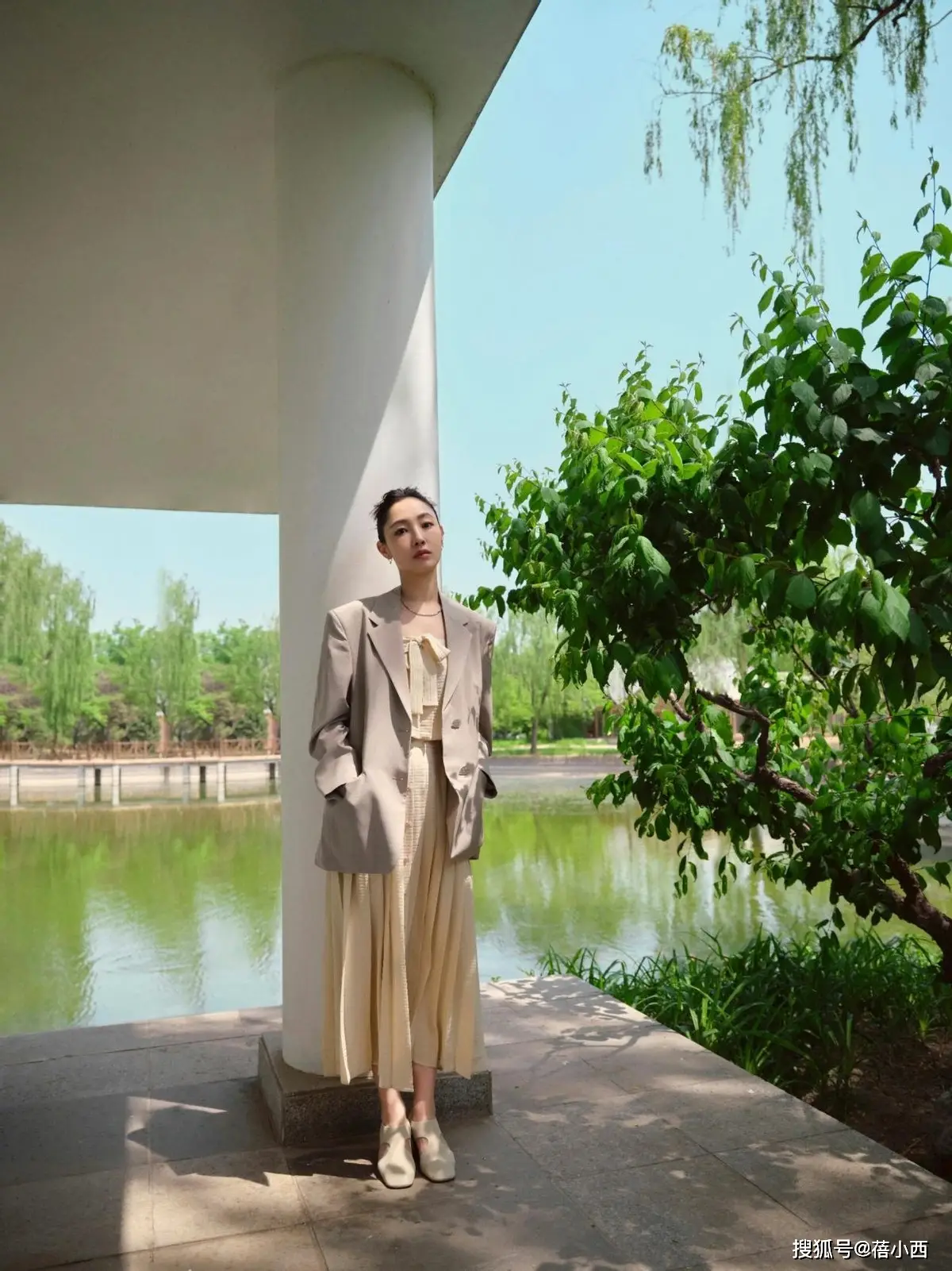 白百何带火了"新白领"穿搭:宽松西装 百褶裙,时髦高级又洋气