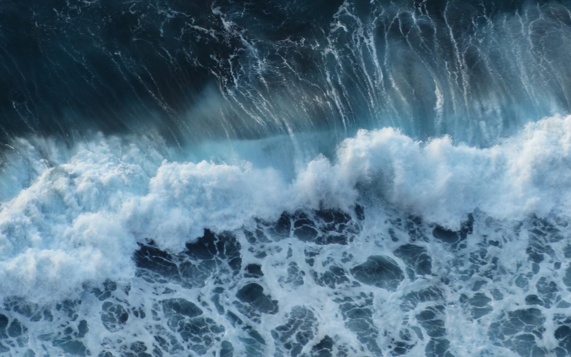 波涛汹涌的海浪图片桌面壁纸