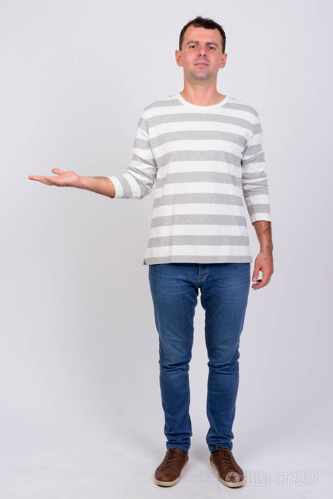 显示某样东西的人的全身照