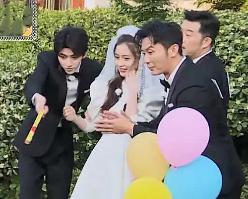 原创 蔡徐坤与baby牵手玩游戏,谁注意他们的牵手方式?避嫌好明显