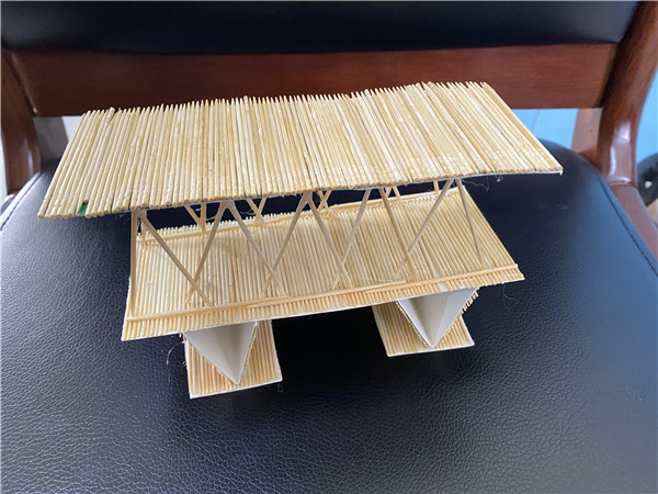 金沙小学4年级15班学子用牙签搭桥感受几何的魅力