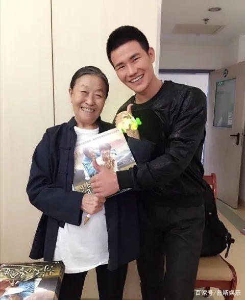 张少华儿子:让母亲帮还房贷,被传母亲生病不现身,却被夸有孝心