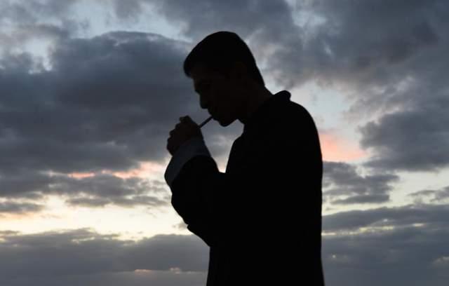 有一种男人,"不抽烟,不喝酒,不打牌,不开车"