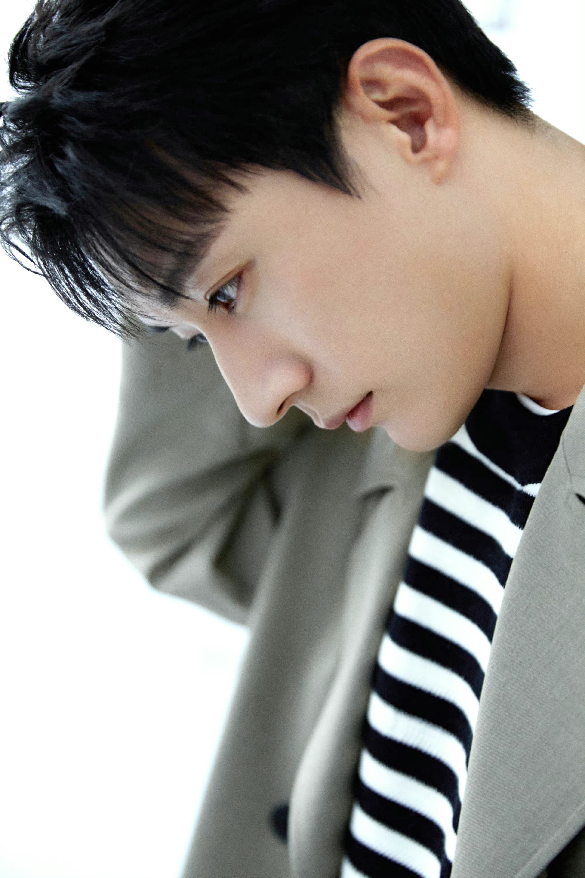 刘学义绿色风衣造型写真图～ 五官立体 帅气侧颜__财经头条