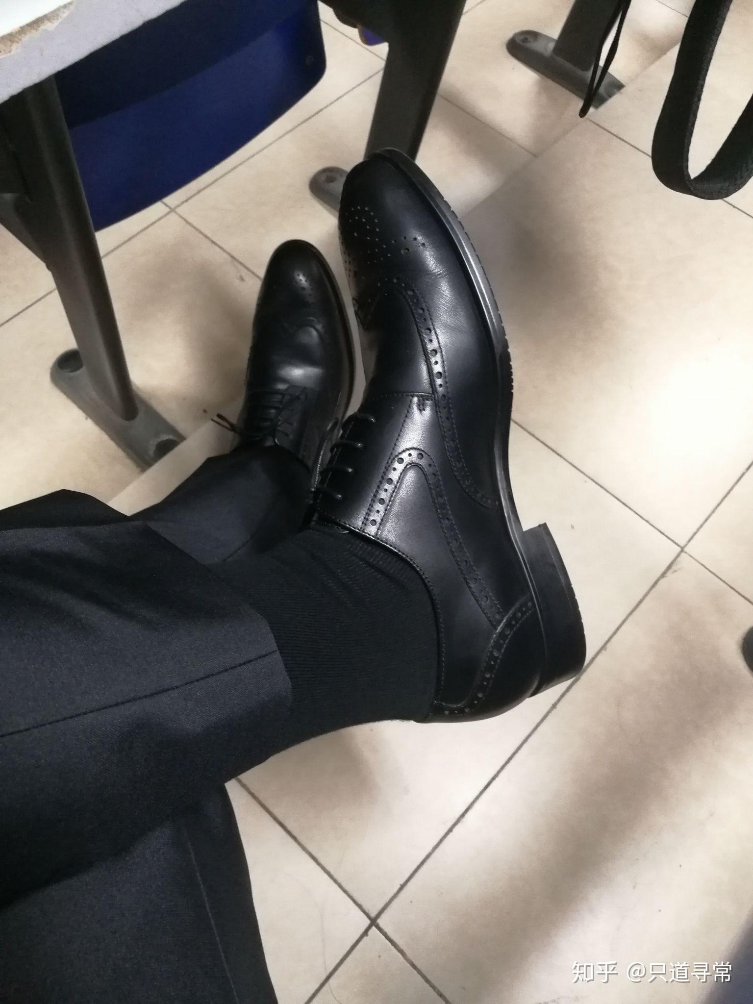 穿皮鞋应该搭配什么袜子