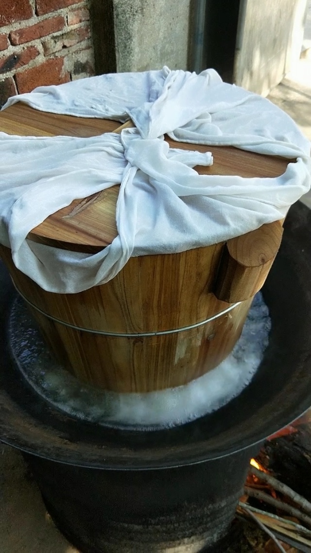 木桶蒸糯米饭哦