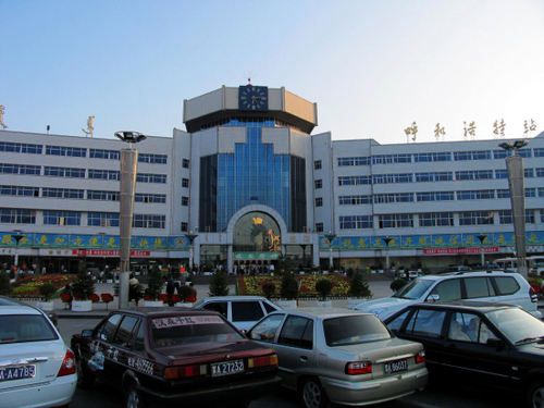 本地新闻 正文将时间的指针拨回到90年代,那时呼和浩特站西站建成投入