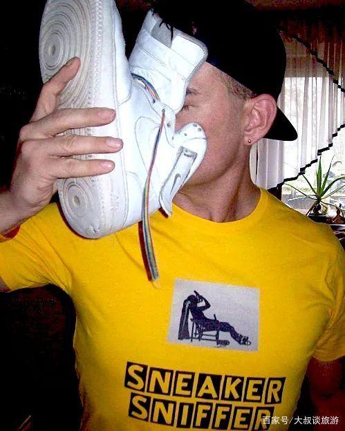 为什么很多鞋头喜欢闻自己的臭球鞋?