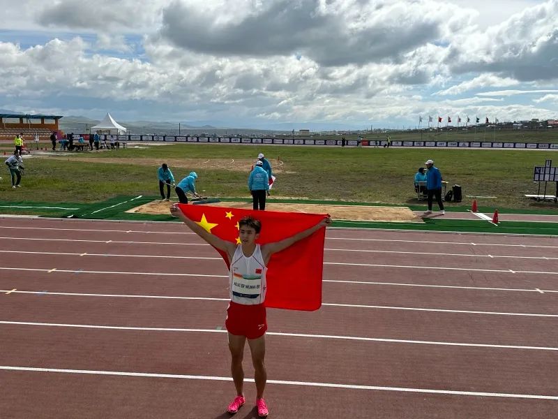 艾力西尔·吾买尔夺冠后身披国旗庆祝.