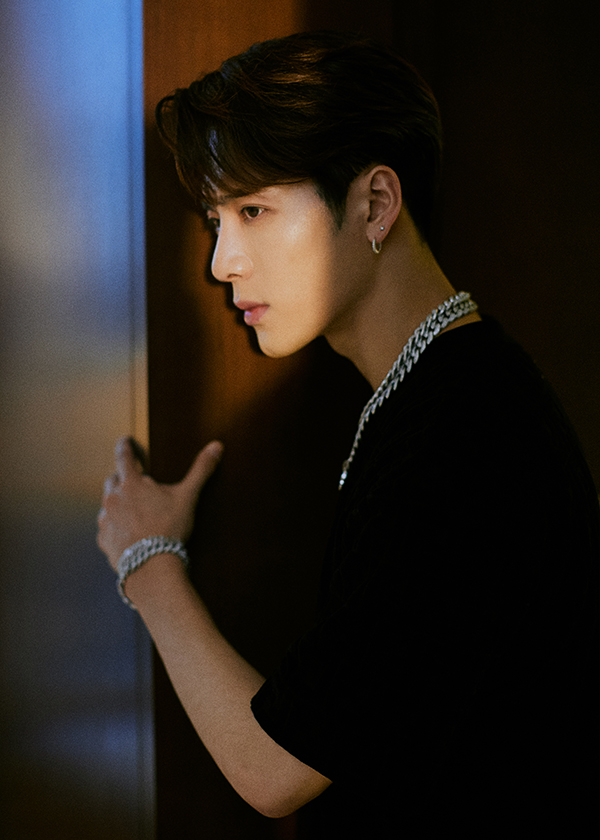 王嘉尔嗨翻品牌活动现场 化身设计师全黑套装酷帅霸气_时尚