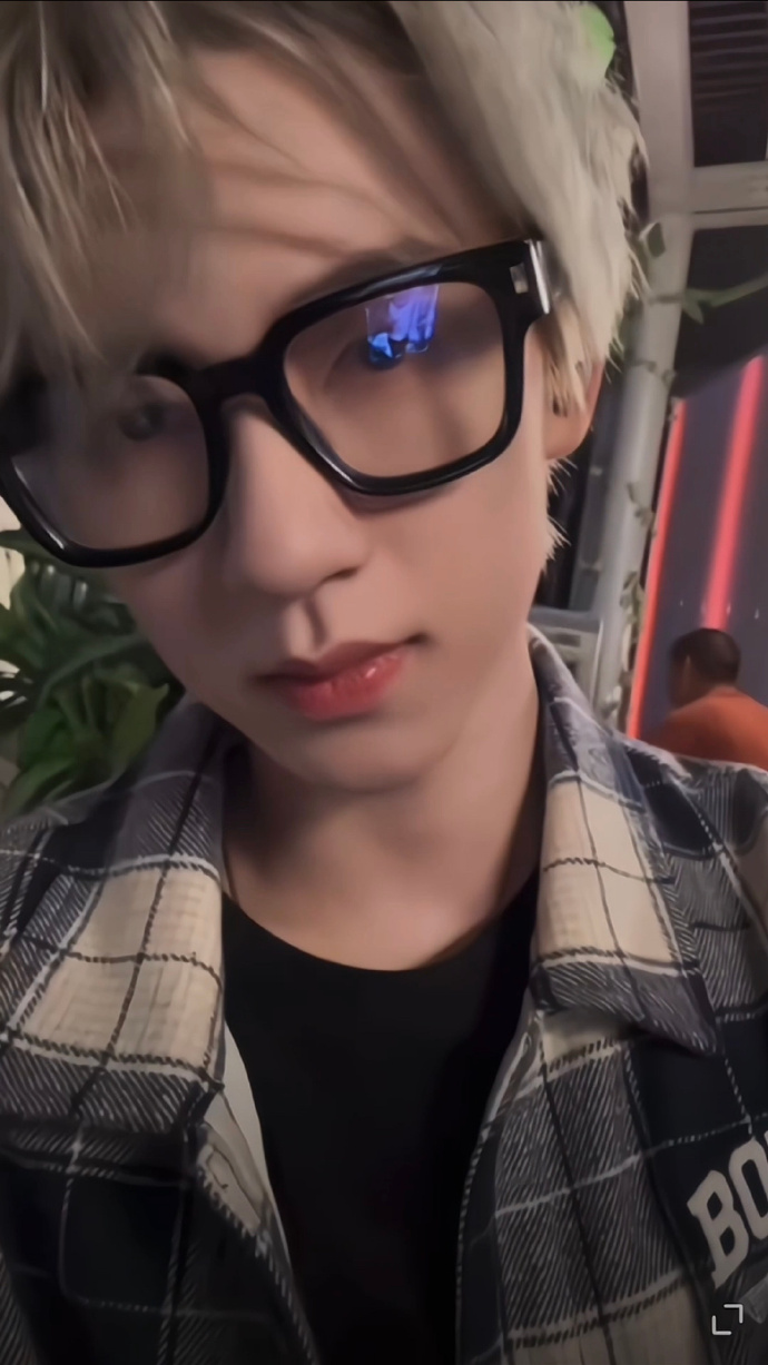 贺峻霖黑眼镜框造型