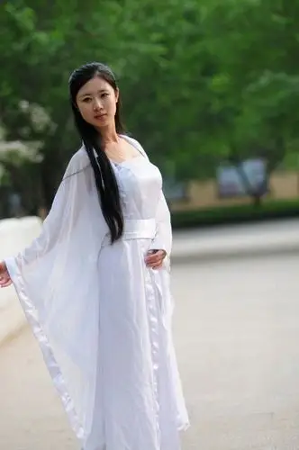 古装白衣小美女飘飘而来.