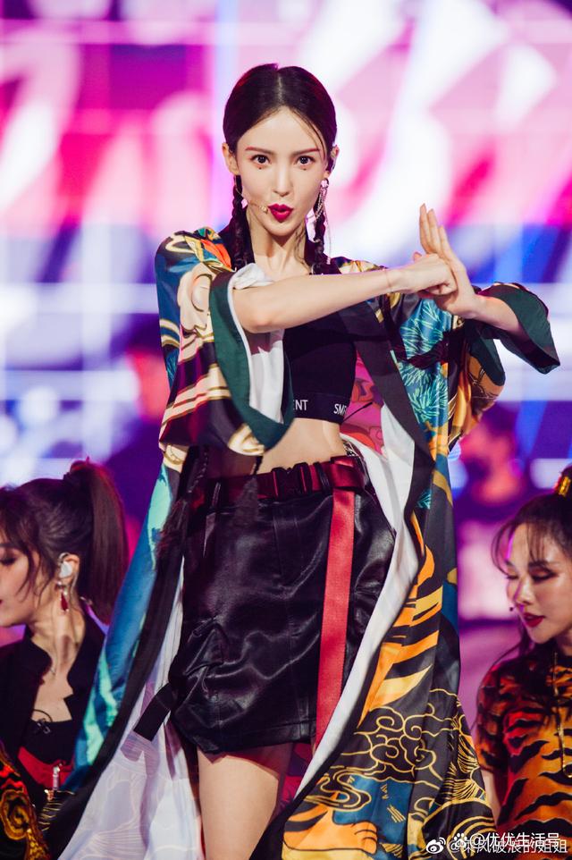 电视剧《平凡之路》正在热播,剧中女主角的扮演者金晨再次成为人们