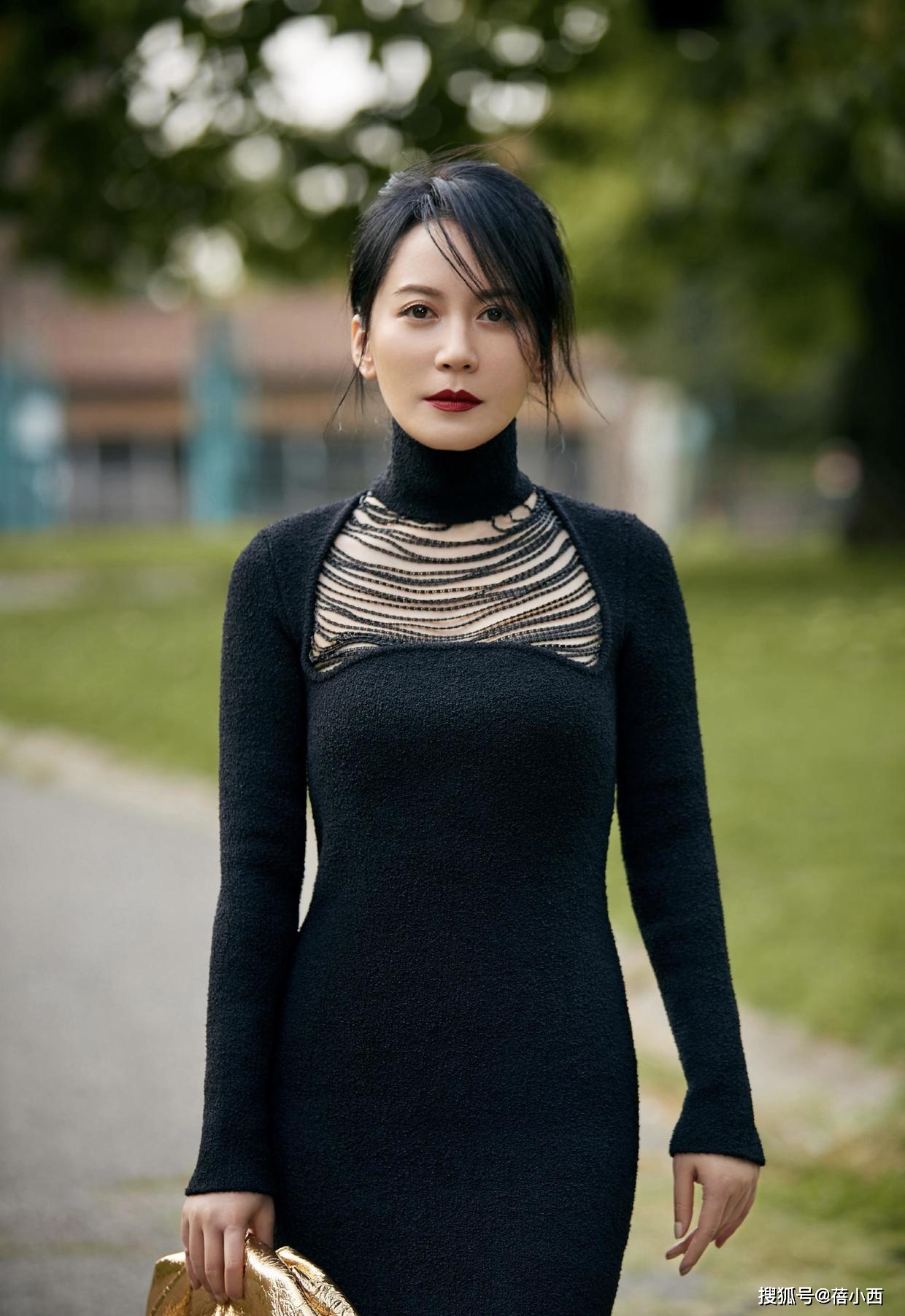 俞飞鸿真是50岁女人的骄傲穿渐变裙走机场显瘦不说气质更高级