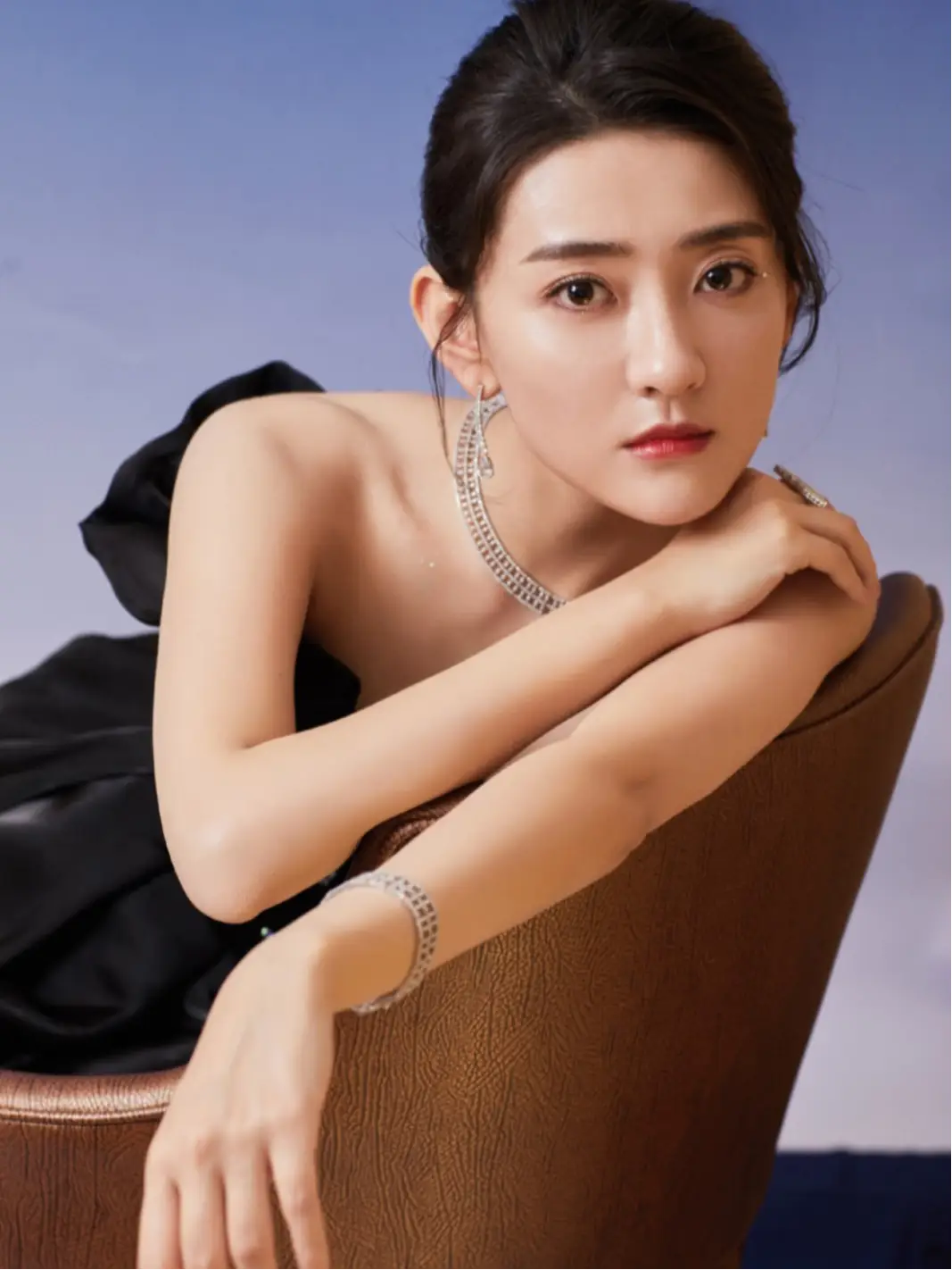 梁洁的气质好清纯!穿前短后长的抹胸鱼尾礼服,秀大长腿又白又直