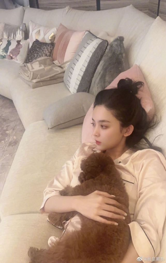 古力娜扎分享睡衣美照,怀抱狗狗尽显温柔,笑容迷人甜如初恋_修狗_照片
