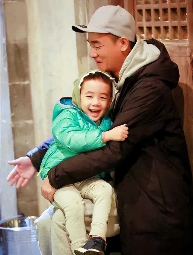 陈小春一家四口合照流出,父子仨共用一张脸,网友:基因太强大了