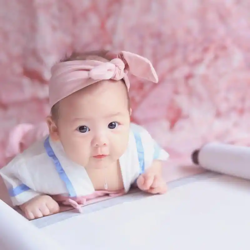 汉服摄影#百天汉服宝宝小一一的汉服百天照,好软萌(// - 抖音