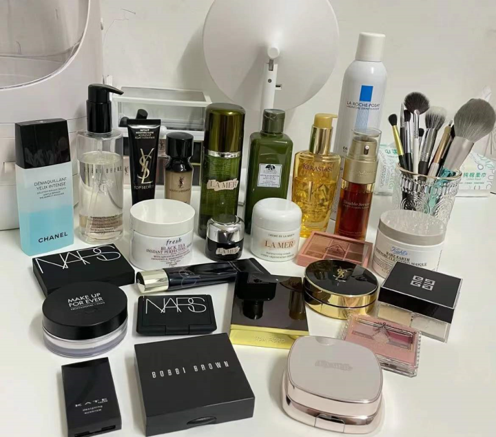 这还是前两天闺蜜买了一堆化妆品,全都是名牌真的全部白给!