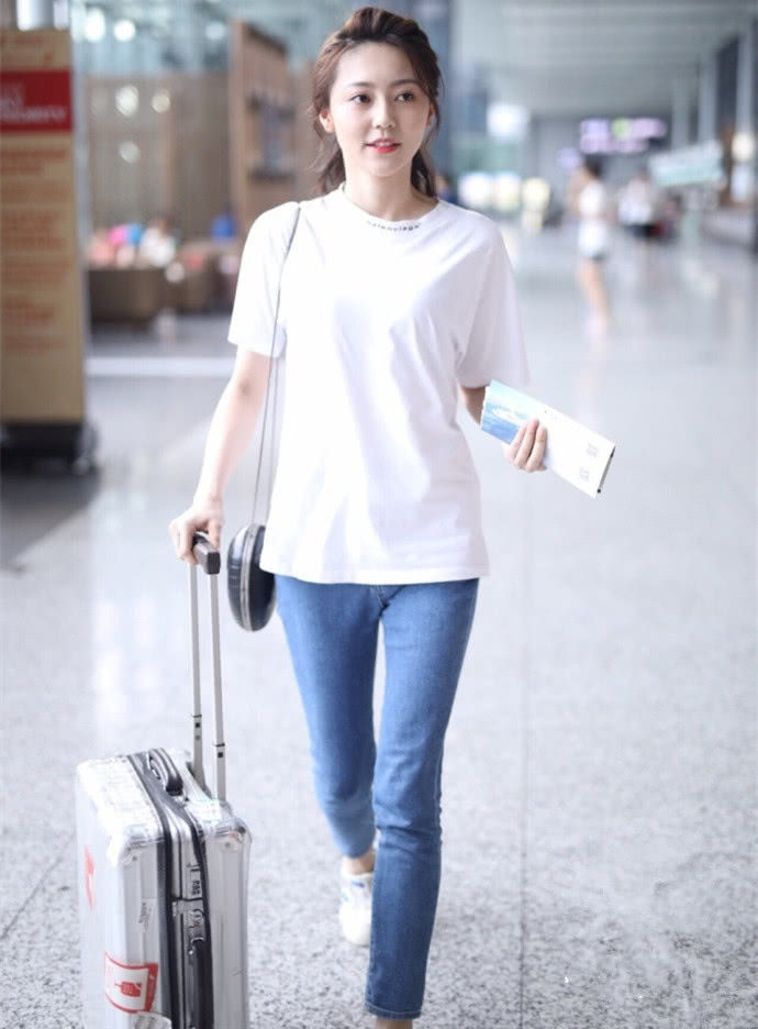 黄梦莹现身机场白t配牛仔裤似少女网友看起来像18岁