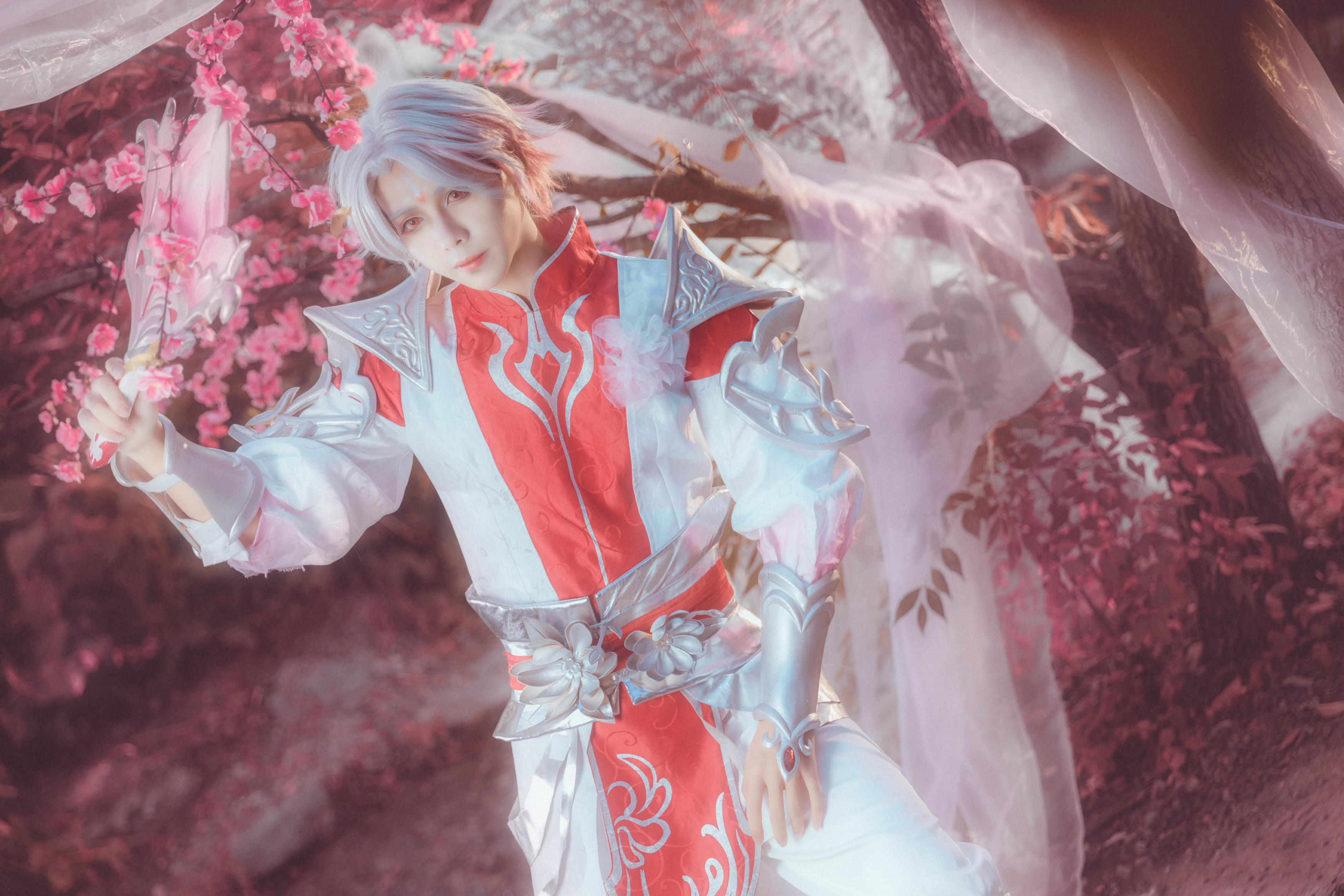 王者荣耀:诸葛亮武陵仙君cos,满屏桃花,小哥哥这颜值过分了!