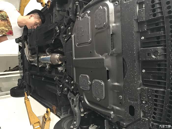 昨天提车回来现在献上雷凌底盘细节