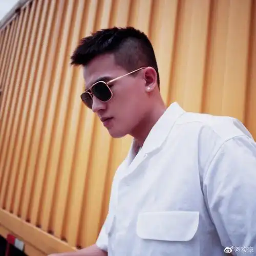 今日份衬衫豪哥