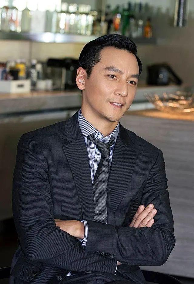 被48岁的吴彦祖帅到了,头发油而不腻,穿衣简约高级,变老也高级