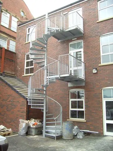 卫生间黄色墙面简约别墅装修效果图