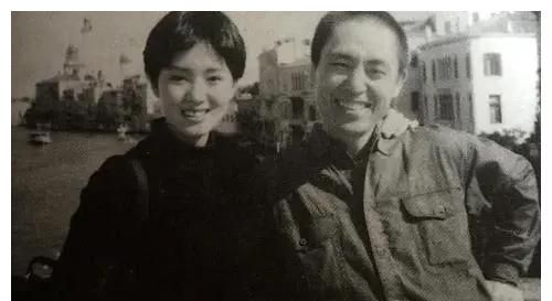 有人问张艺谋:你身家几十亿,为什么残疾弟弟还在家修自行车?