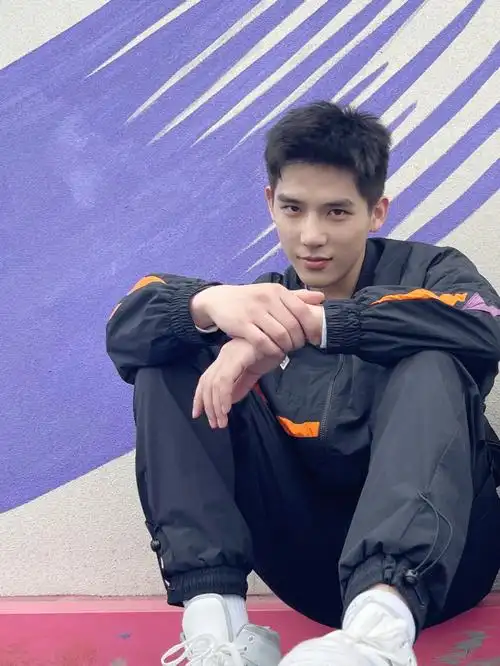 宝,你咋这么好看呢@王安宇buss#王安宇  #王安宇好帅  #宝藏男孩