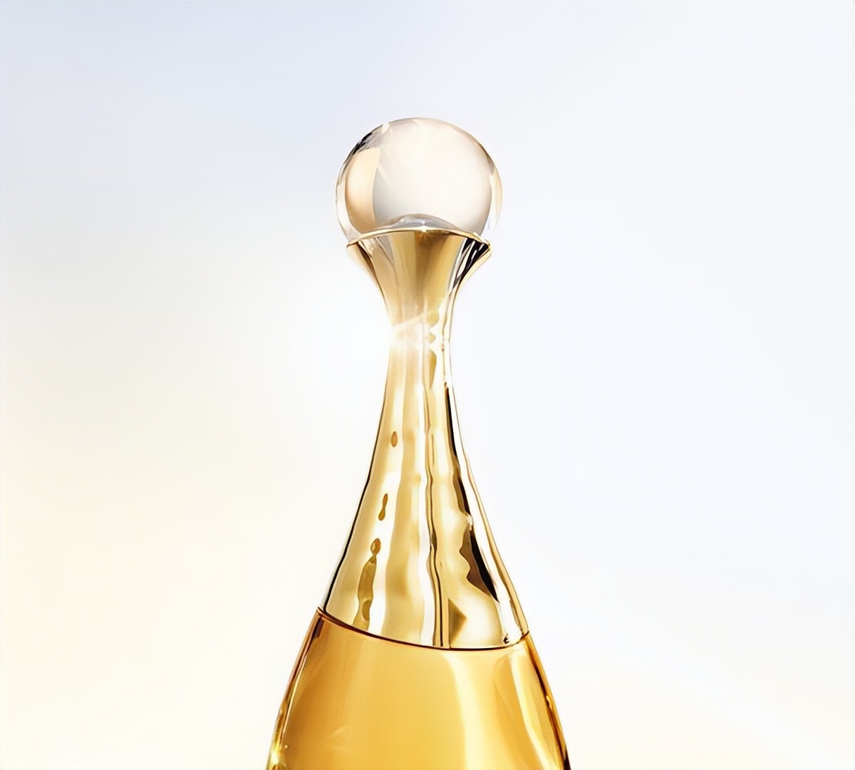 迪奥jadore真我香水凝聚黄金般馥郁饱满的珍贵花香,触动心灵