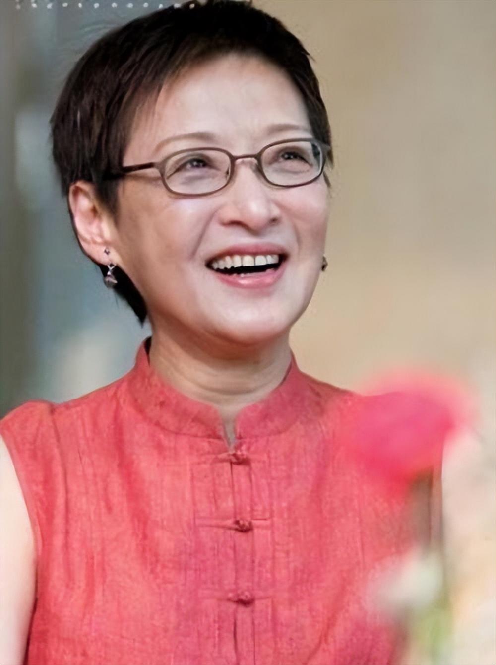 见到69岁的胡因梦,他恍然大悟:原来女人剪短发也能这样的高大上