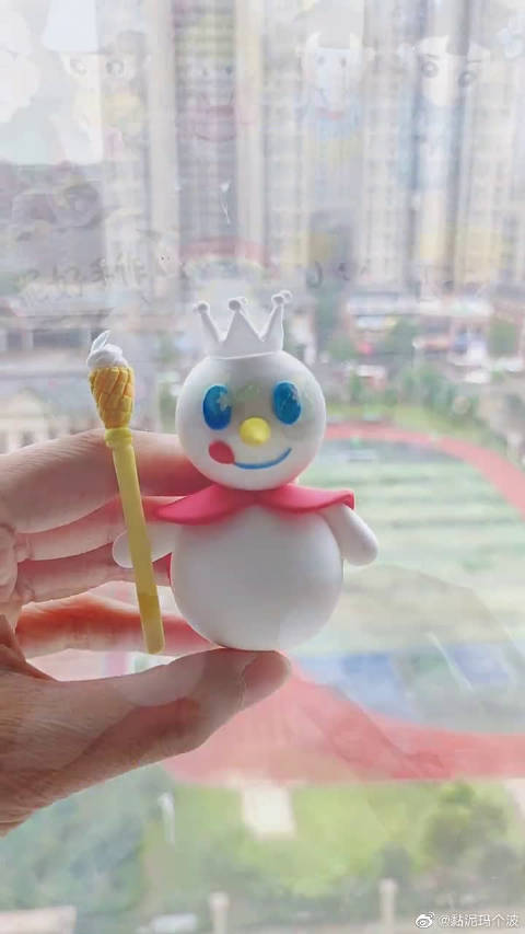 黏土# 蜜雪冰城雪王粘土教程 来自黏泥玛个波 - 微博